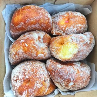 I had no idea that yesterday was #nationaldoughnutday! To celebrate (belatedly), here’s a pic of my favourite doughnuts ever - the malasadas from @leonardsbakeryhawaii! 😍 (True story - we once had a trip planned to Maui and decided to detour through Oahu because we had to have our malasada fix) 🤣