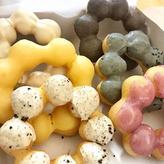 My last post of malasadas was pretty popular so today I’m sharing my second favourite doughnut place in Hawaii! Last year I discovered mochi doughnuts & fell in love with  these amazing, chewy rings of goodness from @modohawaii (which was conveniently located next door to our hotel 🙌🏼)
~
Which flavour would you reach for first?
Top row: White Chocolate and Illy Espresso
Middle row: Lilikoi (Passion Fruit) and Black Sesame
Bottom row: Cookies & Cream and Ube
(My favourites were the Lilikoi and Black Sesame)
